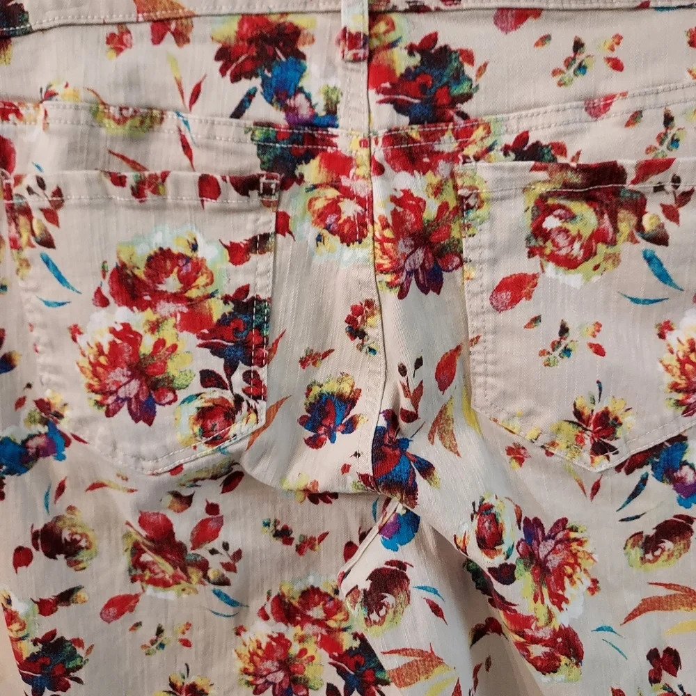 Gloria Vanderbilt Kaia Floral Print Skimmer Shorts in Size 14 - Picture 7 of 10